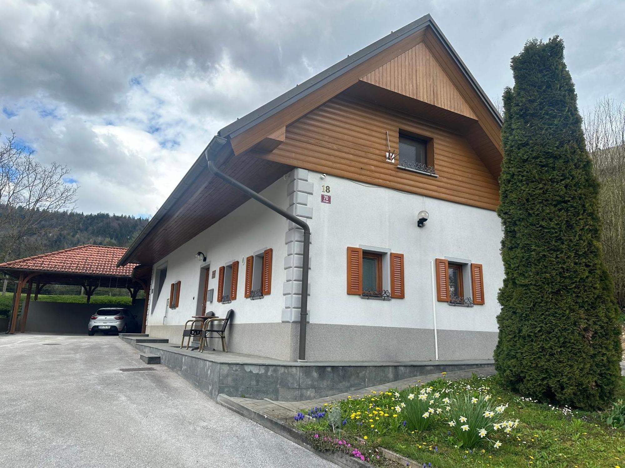 Domacija Vodnik & Apartments Церклье-на-Гореньскем Экстерьер фото