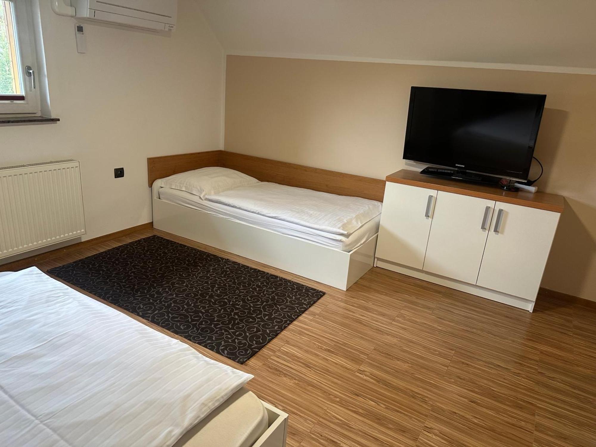 Domacija Vodnik & Apartments Церклье-на-Гореньскем Экстерьер фото