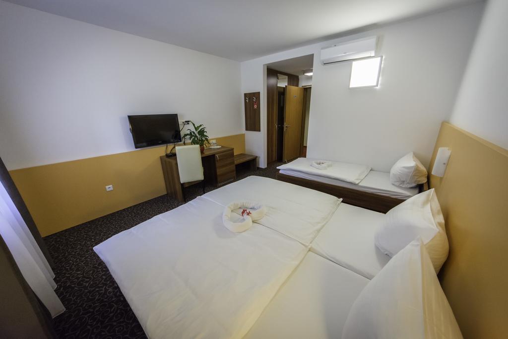 Domacija Vodnik & Apartments Церклье-на-Гореньскем Экстерьер фото