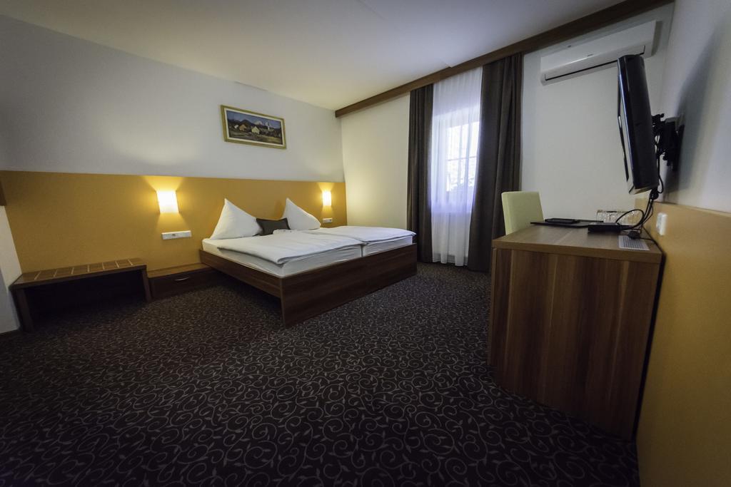 Domacija Vodnik & Apartments Церклье-на-Гореньскем Экстерьер фото