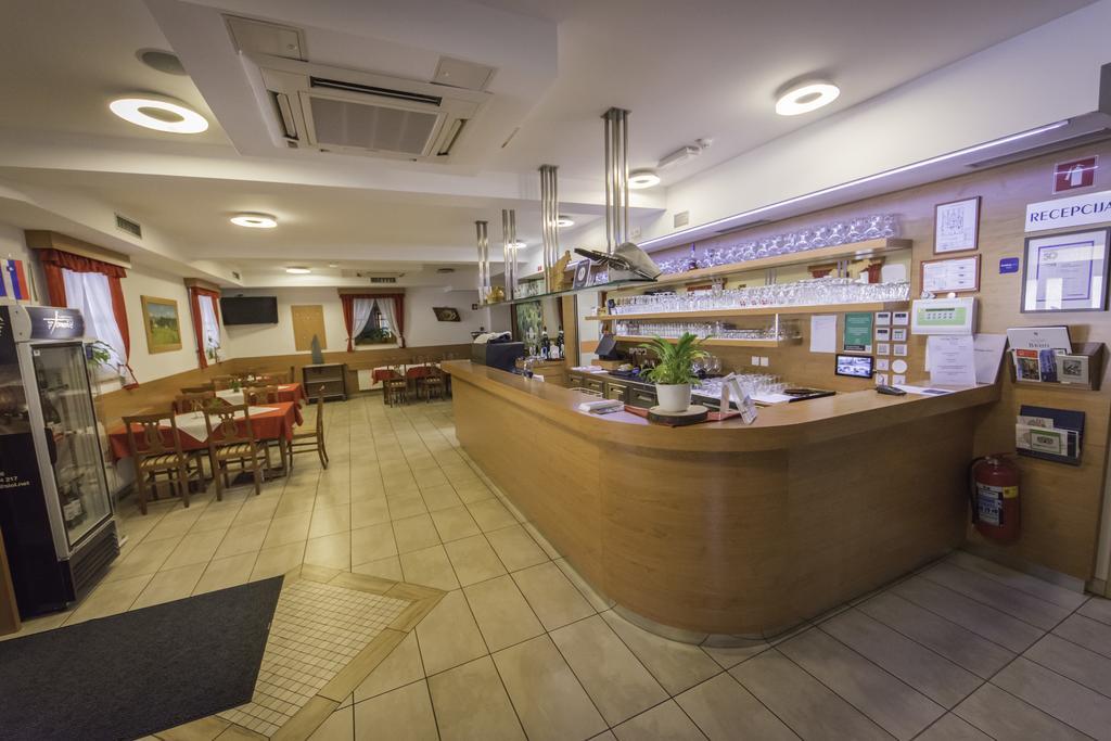 Domacija Vodnik & Apartments Церклье-на-Гореньскем Экстерьер фото