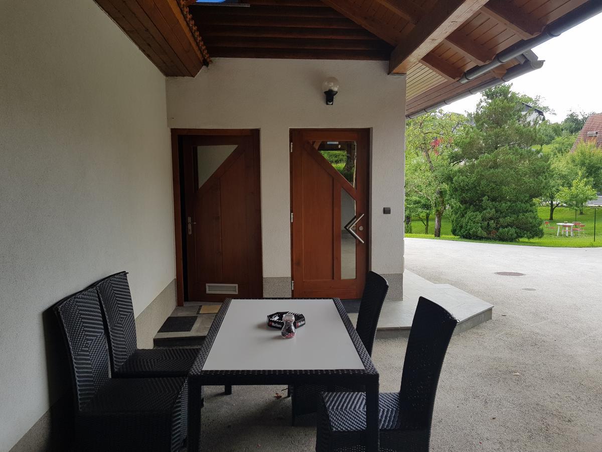 Domacija Vodnik & Apartments Церклье-на-Гореньскем Экстерьер фото